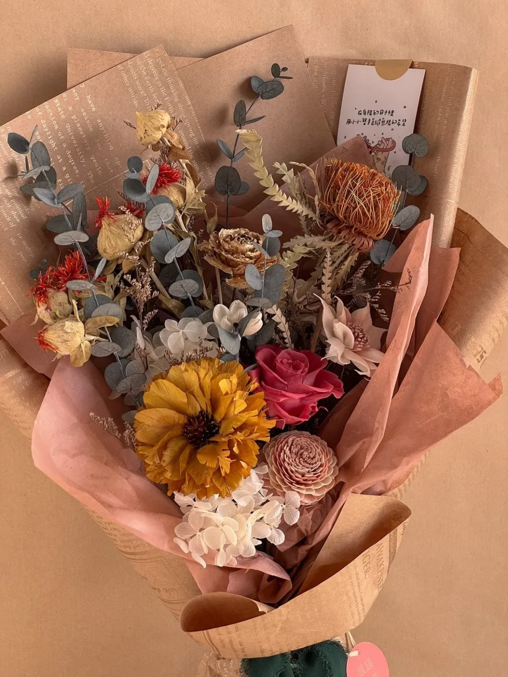 大地色永生花與乾燥花材花束細節