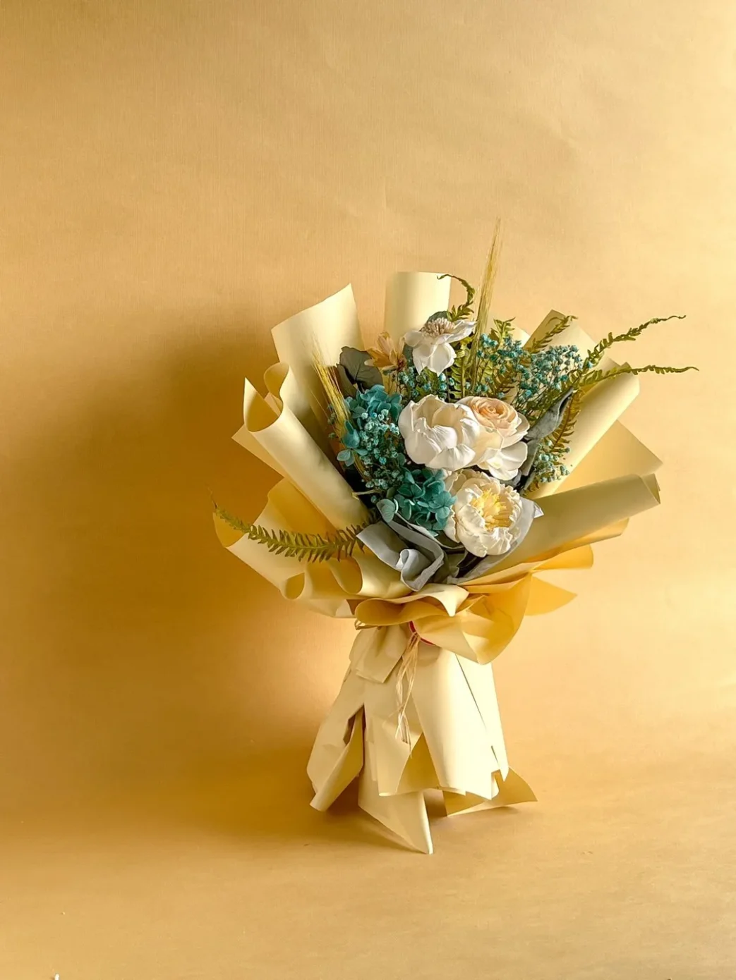 可客製白色擴香花束主圖，白色花朵搭配藍綠花材與奶油色包裝